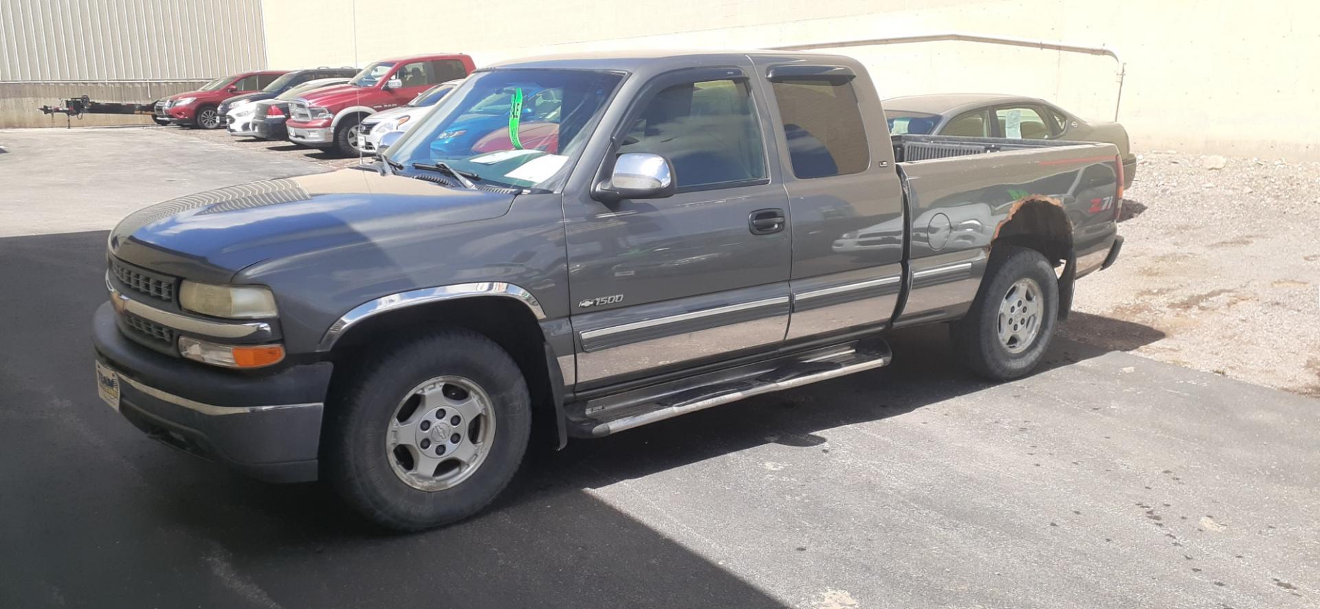 2000 Chevrolet Silverado 1500 (2GCEK19T6Y1) with an 5.3L V8 OHV 16V engine, 4-Speed Automatic Overdrive transmission, located at 2015 Cambell Street, Rapid City, SD, 57701, (605) 342-8326, 44.066433, -103.191772 - CARFAX AVAILABLE - Photo#1